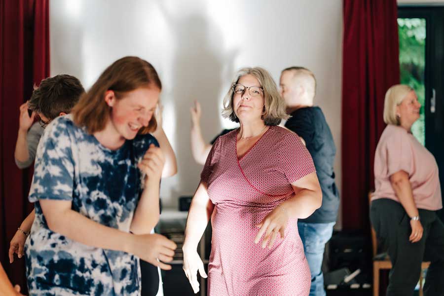 Sandra Lücke bei Aufwärmübung im Chor