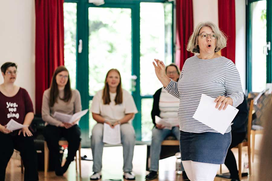 Chorleiterin Sandra Lücke